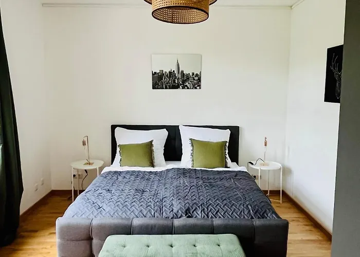 Luxusapartment Im Dichterviertel *garten*parkplatz*wifi* *